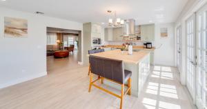 una cocina con una isla en el medio de una habitación en Modern Waterfront Pool Home with Direct Gulf Access, Pet Friendly!, en Cabo Coral