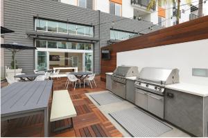 cocina con parrilla, mesa y patio en SouthWestern - Modern Studio [] CHOC & St Joseph's, en Orange