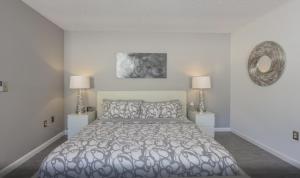 um quarto branco com uma cama e 2 candeeiros em Contemporary Cozy Pool Villa II - Pool & Nearby Beach em Venice