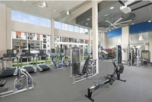 un gimnasio con varias cintas de correr y máquinas cardiovasculares en SouthWestern - Modern Studio [] CHOC & St Joseph's, en Orange