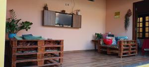 uma sala de estar com televisão na parede em Temporada Casa dos Paiva em Barreirinhas