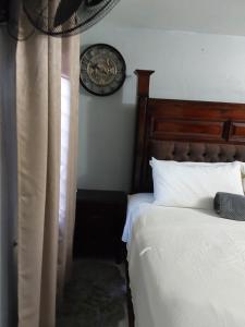 Postel nebo postele na pokoji v ubytování Zipcode Hideaway Guesthouse