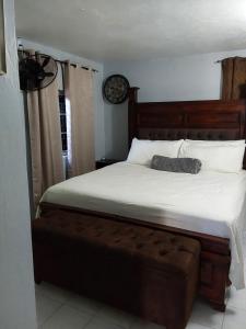 Postel nebo postele na pokoji v ubytování Zipcode Hideaway Guesthouse