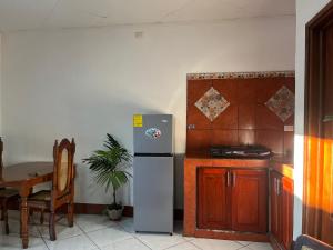 Apartamento Los Monges في ليون: مطبخ مع ثلاجة بجانب طاولة