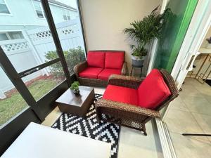 - Balcón con 2 sillas y mesa de centro en Orange Park Townhome Vacation Rental with Patio! en Orange Park