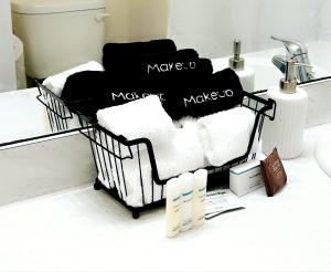 un panier rempli de serviettes et un lavabo dans une salle de bain dans l'établissement Orange Park Townhome Vacation Rental with Patio!, à Orange Park 19 autres photos