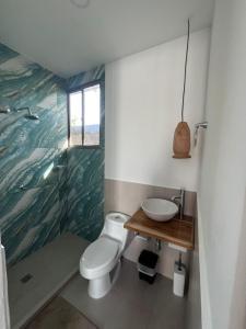 a bathroom with a toilet and a sink at DELAMAR Casa de playa in Coveñas