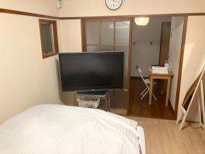 広島市にあるNishimoto Building - Vacation STAY 16004vのベッドルーム(薄型テレビ、ベッド付)