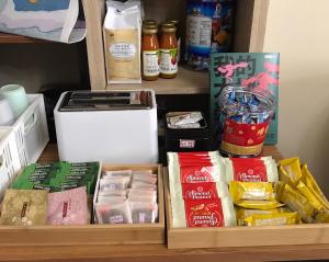 uma prateleira com vários alimentos numa despensa em Books & Woods Bed and Breakfast em Taitung City
