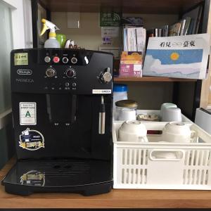 una cafetera negra en la parte superior de un estante en Books & Woods Bed and Breakfast, en Taitung