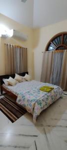 a bedroom with a bed in a room at Luxurious & Spacious 4BHK Villa with AC at City Centre, Pearl Stayz in Mysore