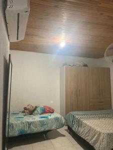 ein Kind, das in einem Schlafzimmer auf einem Bett liegt in der Unterkunft balcones de alejandria flandes (TOLIMA) in Flandes