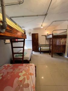 Zimmer mit 2 Etagenbetten in einem Zimmer in der Unterkunft Hostel Eco Punta Cana in Punta Cana