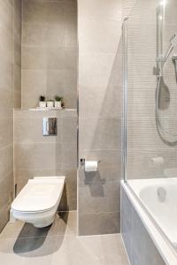 e bagno con doccia, servizi igienici e lavandino. di Hemel Hampstead long-stay Residences a Hemel Hempstead