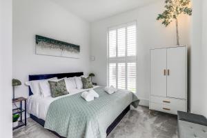 una camera bianca con letto e cassettiera di Hemel Hampstead long-stay Residences a Hemel Hempstead