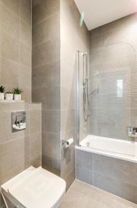 e bagno con doccia, servizi igienici e vasca. di Hemel Hampstead long-stay Residences a Hemel Hempstead