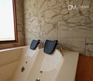 Ein Badezimmer in der Unterkunft Dama Suites & Spa
