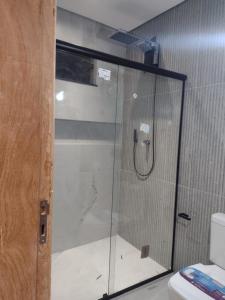 eine Dusche mit Glastür im Bad in der Unterkunft Sítio São Mateus in Caparaó