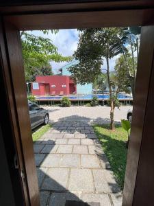 a view of a walkway through a door at Casa completa cond. fechado em Paúba, S. Sebastião in São Sebastião