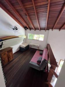 Cette chambre comprend un canapé et un bateau. dans l'établissement Casa completa cond. fechado em Paúba, S. Sebastião, à São Sebastião
