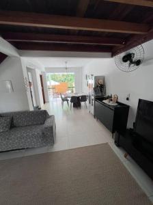 a living room with a couch and a table at Casa completa cond. fechado em Paúba, S. Sebastião in São Sebastião