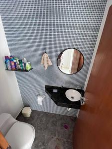 a small bathroom with a toilet and a mirror at Casa completa cond. fechado em Paúba, S. Sebastião in São Sebastião