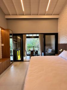 Ένα ή περισσότερα κρεβάτια σε δωμάτιο στο Apartamento studio novo e completo em Praia do Forte! 900m da Vila! +19 φωτογραφίες