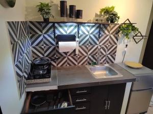 cocina con fregadero y pared geométrica en Depa independiente con Terraza Super ubicado ., en Ciudad Madero