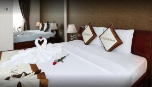 Ένα ή περισσότερα κρεβάτια σε δωμάτιο στο Kingdom Danang Hotel
