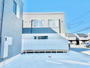 un bâtiment avec un grand escalier sur son côté dans l'établissement MEGUFUJI PLUS+, à Fujiyoshida