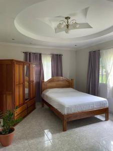 a bedroom with a bed and a ceiling at Tu casa en Macaracas! in Llano de Piedra