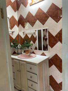 a bathroom with a sink and a mirror at Tu casa en Macaracas! in Llano de Piedra