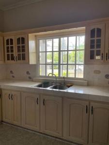 a kitchen with a sink and a window at Tu casa en Macaracas! in Llano de Piedra