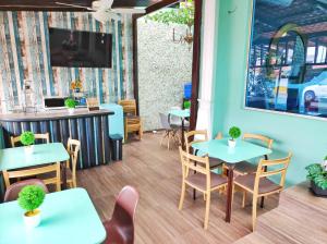 un ristorante con tavoli e sedie e un bar di Casa Umiña Boutique Hotel Manta a Manta