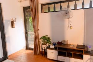 Thác Bà Paradise Islands - TRANG CHÍNH THỨC في Yen Bai: غرفة معيشة مع مكتب ونافذة