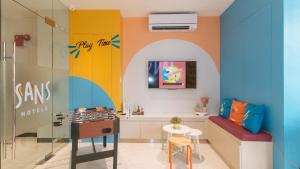 a room with a colorful wall with a table at Sans Hotel at One JD Place Makati by RedDoorz in Manila