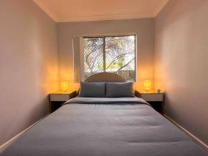 Tempat tidur dalam kamar di Harbourside Bliss: 2-Bedroom Coastal Apartment
