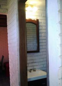 El Mangrullo في فيديراسيون: حمام مع حوض ومرآة
