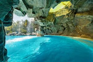 Bazén v ubytování Phukalini Luxury Pool Villa & Onsen nebo v jeho okolí