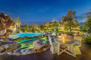 Bazén v ubytování Phukalini Luxury Pool Villa & Onsen nebo v jeho okolí