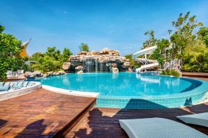 Bazén v ubytování Phukalini Luxury Pool Villa & Onsen nebo v jeho okolí