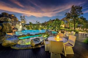 Bazén v ubytování Phukalini Luxury Pool Villa & Onsen nebo v jeho okolí