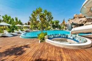 Bazén v ubytování Phukalini Luxury Pool Villa & Onsen nebo v jeho okolí