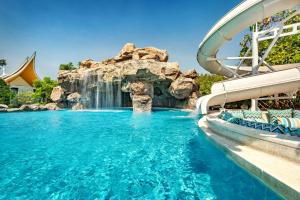 Bazén v ubytování Phukalini Luxury Pool Villa & Onsen nebo v jeho okolí