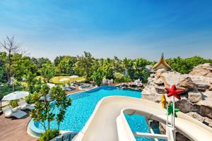 Bazén v ubytování Phukalini Luxury Pool Villa & Onsen nebo v jeho okolí