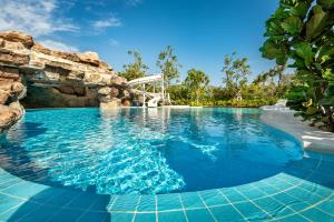 Bazén v ubytování Phukalini Luxury Pool Villa & Onsen nebo v jeho okolí