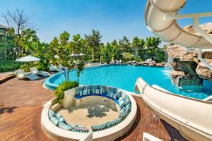 Bazén v ubytování Phukalini Luxury Pool Villa & Onsen nebo v jeho okolí