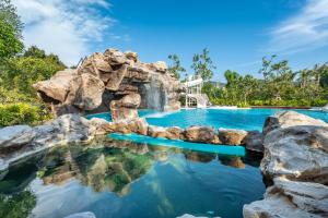 Bazén v ubytování Phukalini Luxury Pool Villa & Onsen nebo v jeho okolí