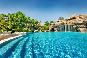 Bazén v ubytování Phukalini Luxury Pool Villa & Onsen nebo v jeho okolí