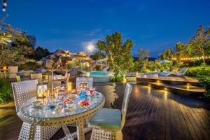 Bazén v ubytování Phukalini Luxury Pool Villa & Onsen nebo v jeho okolí